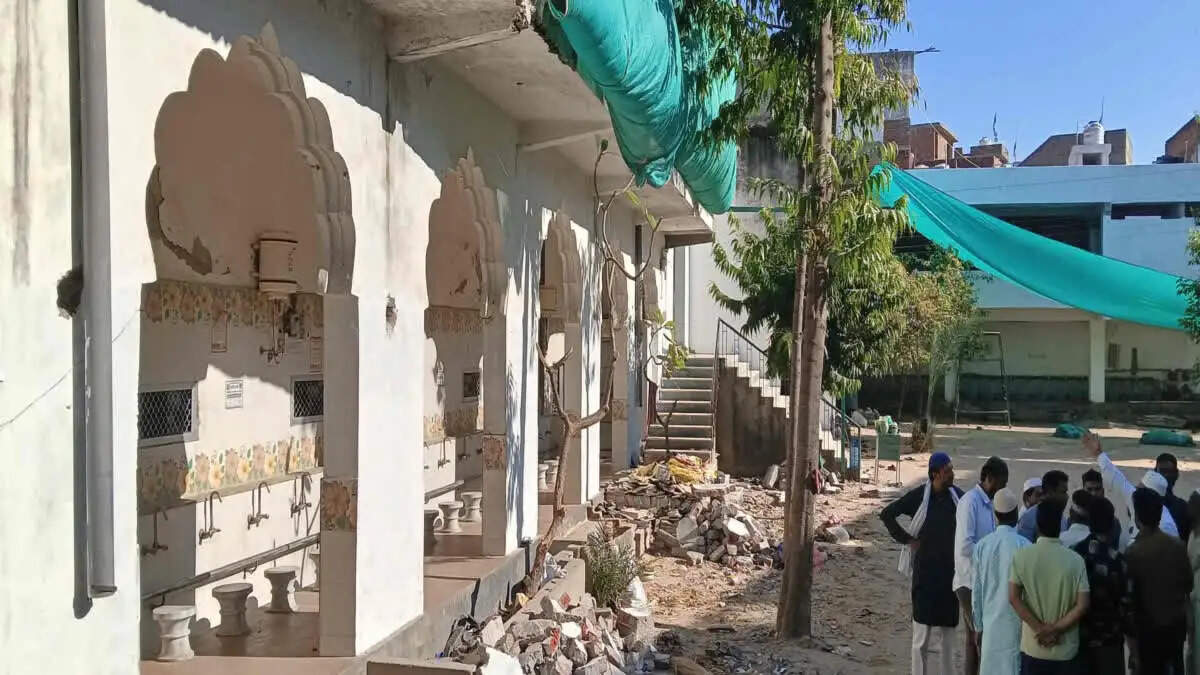 (अपडेट) जुमे की नमाज के दौरान मस्जिद की दीवार ढही:&nbsp;पन्द्रह नमाजी घायल