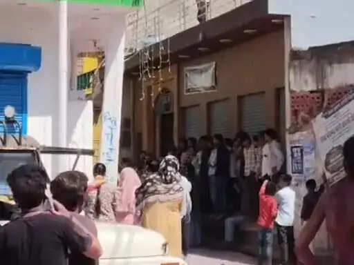 होली जुलूस के दौरान रंग फेंकने से तनाव, पुलिस बल तैनात