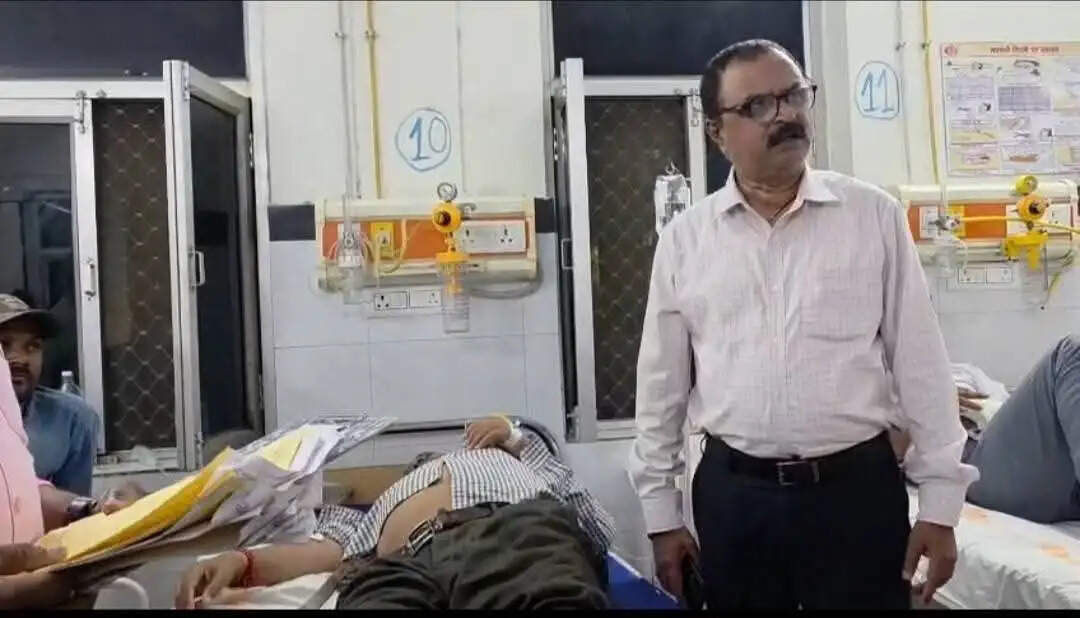 मैगी और तरबूज खाने से 11 लोग बीमार, 8 जिला अस्पताल में भर्ती