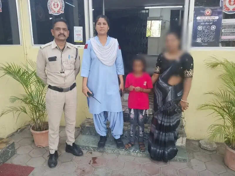 इंदौरः डायल 112 के जवानों ने भटकी बालिका को सुरक्षित घर पहुँचाया