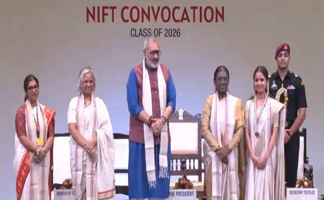 विदेशी ग्राहकों के लिए वस्त्र तैयार करते समय भारत की महक और सुगंध नहीं छूटनी चाहिए : द्रौपदी मुर्मु