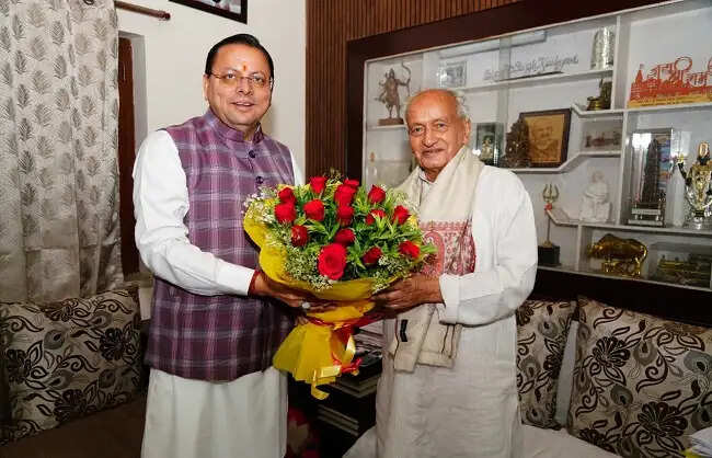 पद्म भूषण भगत सिंह कोश्यारी से मिले मुख्यमंत्री धामी, दी बधाई