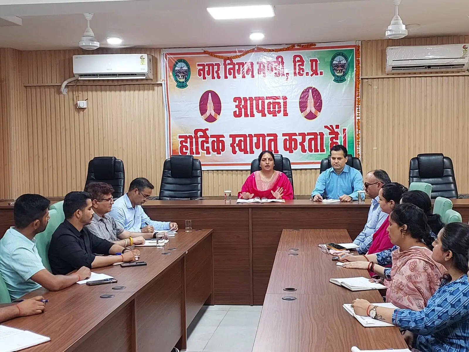 मंडी को आधुनिक एवं आदर्श नगर बनाने में योगदान दें अधिकारी एवं कर्मचारी : सुमन ठाकुर