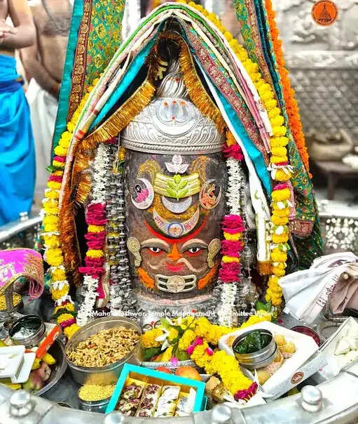 रजत मुकुट-मुंडमाल में राजा स्वरूप में सजे महाकाल, भस्म आरती में दिए साकार दर्शन