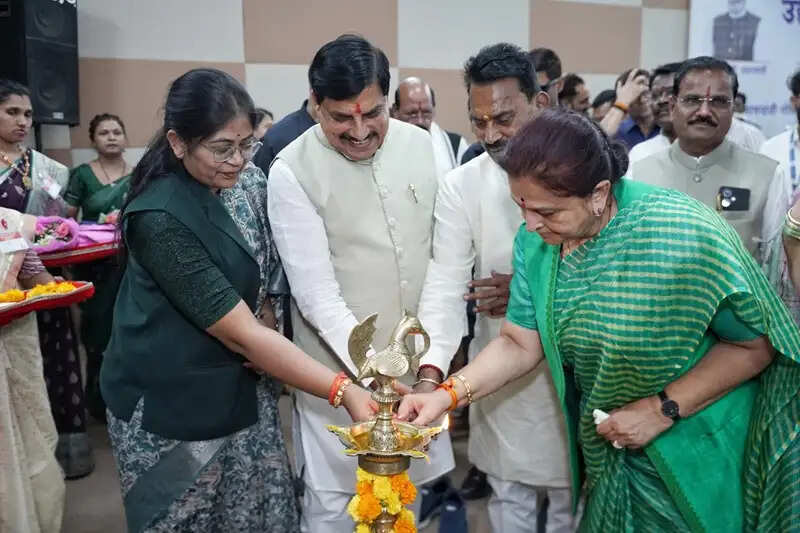 बुरहानपुर: मुख्यमंत्री डॉ. यादव ने की निमाड़ में इन्वेस्टर्स समिट की घोषणा, खाई झाल मुड़ी, बोले- अब बंगाल को मिली आजादी