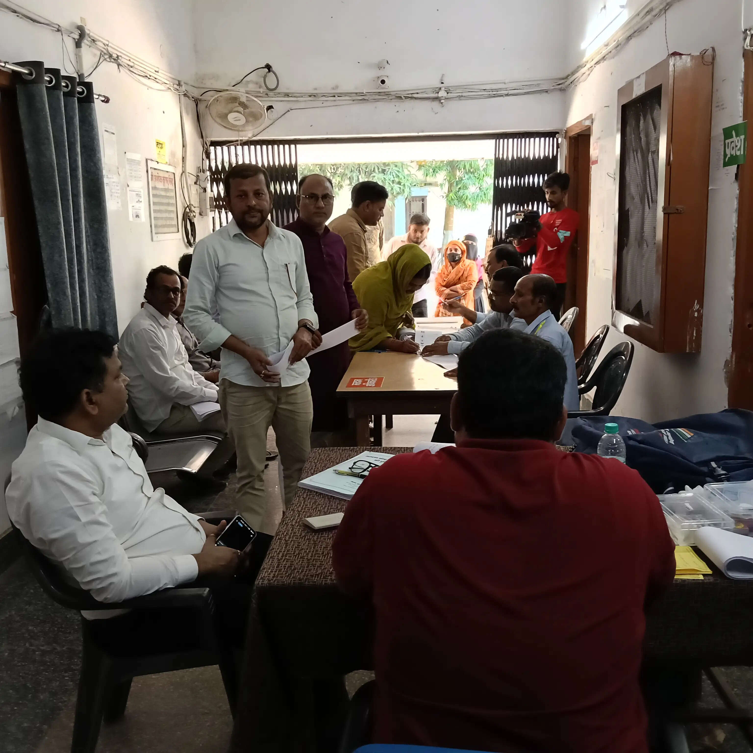 कड़ी सुरक्षा व्यवस्था के बीच जिले के 11 मतदान केन्द्रों पर स्नातक निर्वाचन का हुआ मतदान