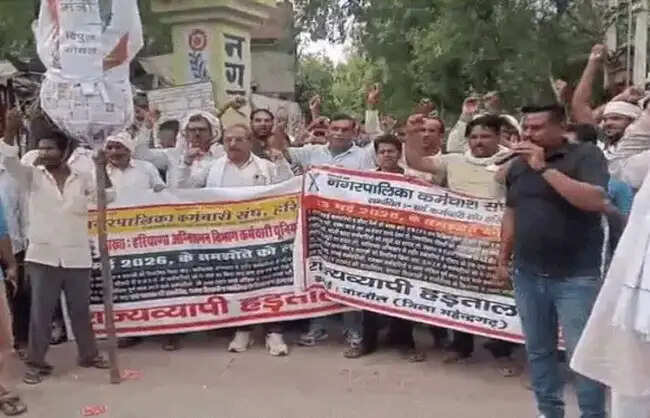 नारनौल में कर्मचारियों ने नगर परिषद गेट पर जड़ा ताला