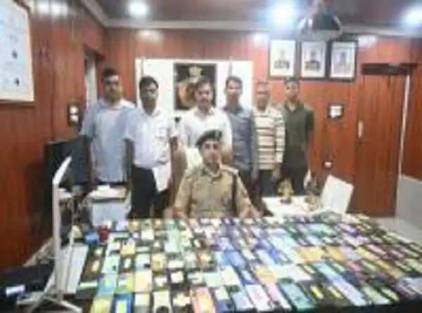 पुलिस ने खोज निकाले 151 मोबाइल फोन