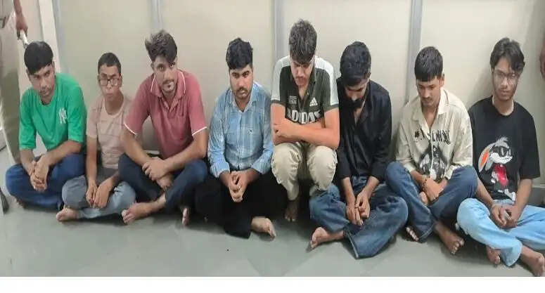 स्पा सेंटरों की आड़ में गड़बड़ी पर पुलिस का डंडा: पुलिस ने आठ लोगों को पकड़ा