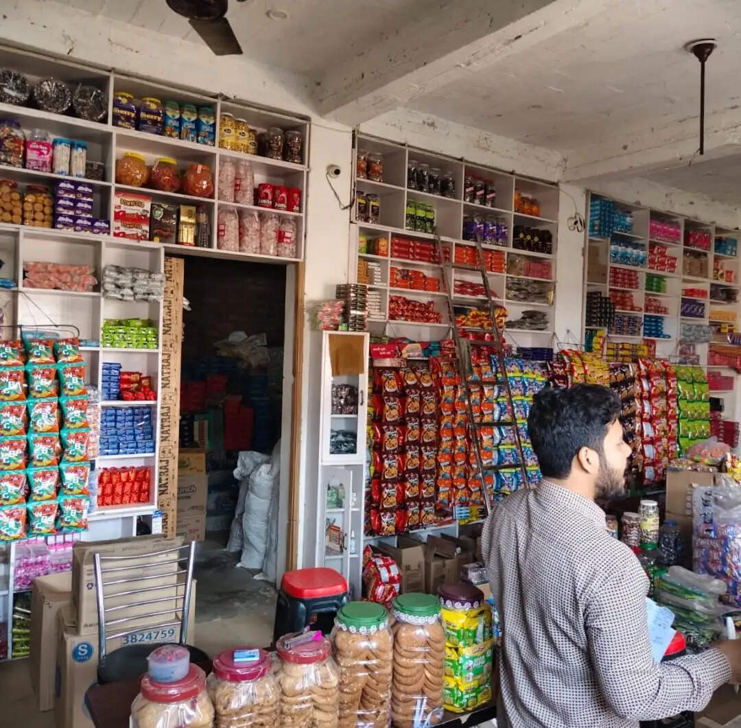 सुगौली में चोरो ने दो दूकानो को बनाया निशाना,नगदी समेत लाखो का सामान लेकर हुए फरार