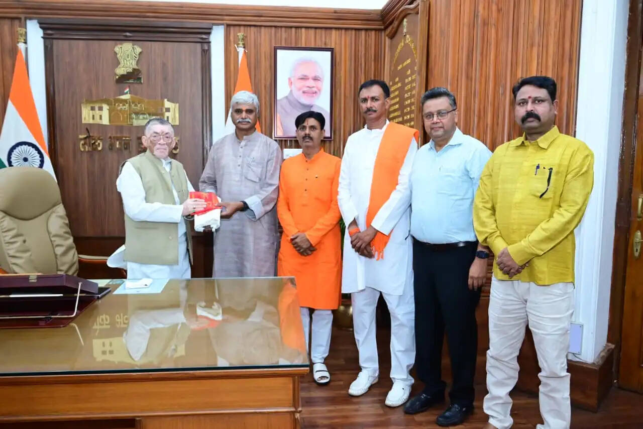 विहिप ने गौवंश हत्या अधिनियम का पालन कराने के लिए राज्यपाल को सौंपा ज्ञापन