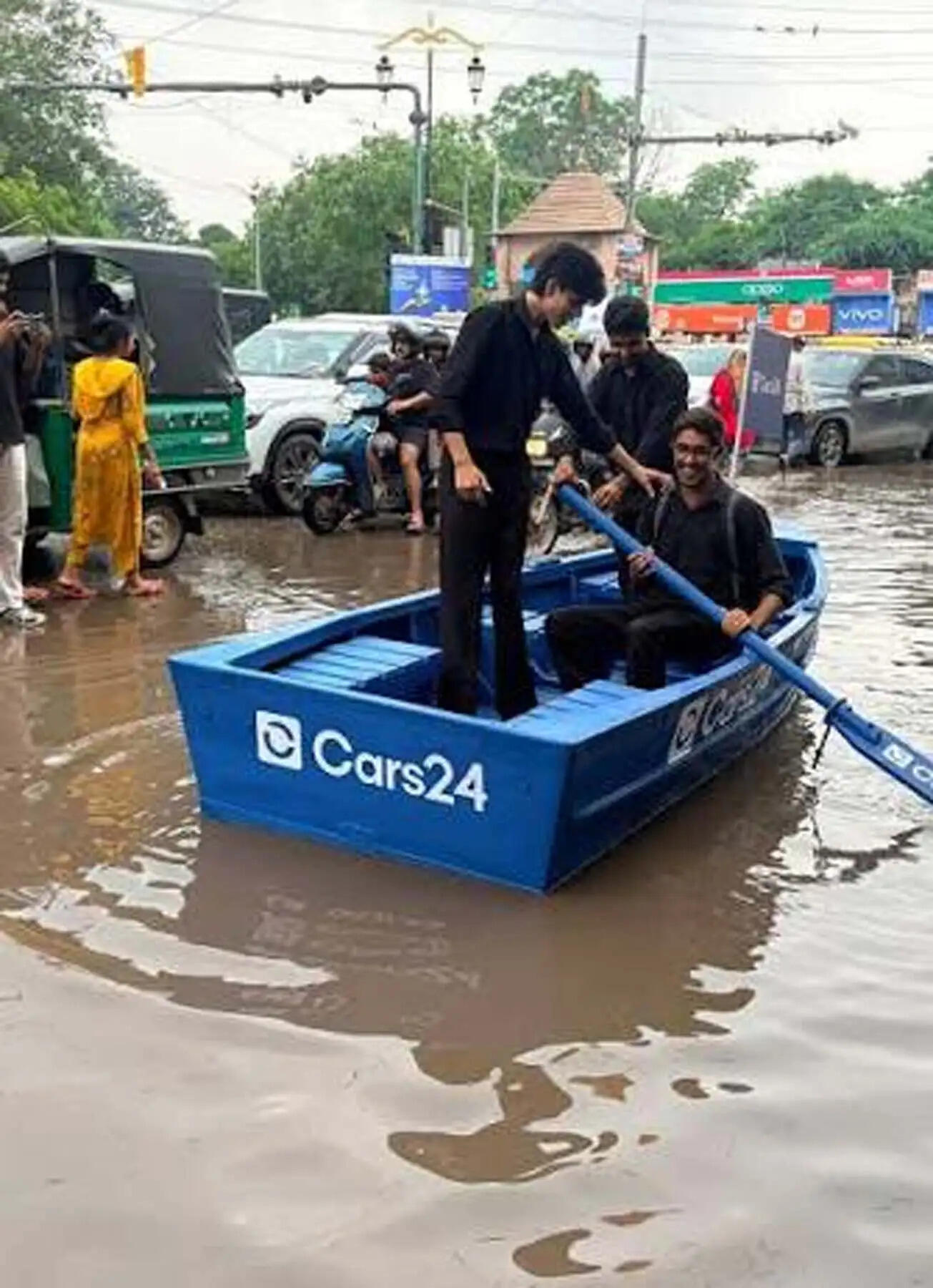 गुरुग्राम: बरसात के पानी में कार्स 24 ने चलाई नाव, पुलिस ने काटा 50 हजार का चालान