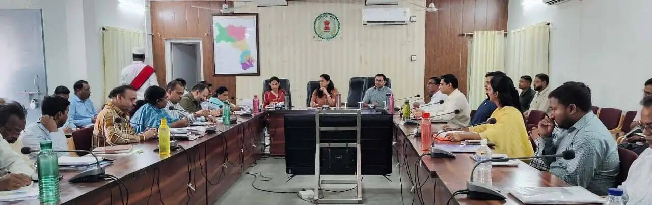 एमसीबी : कलेक्टर ने दो-तीन साल से लंबित मामलों पर जताई नाराजगी, अधिकारियाें को चेतावनी