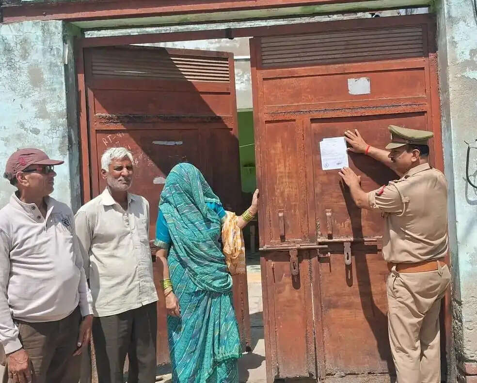 नौकरी के नाम पर ठगी करने वाले के खिलाफ धारा 82 की कार्रवाई