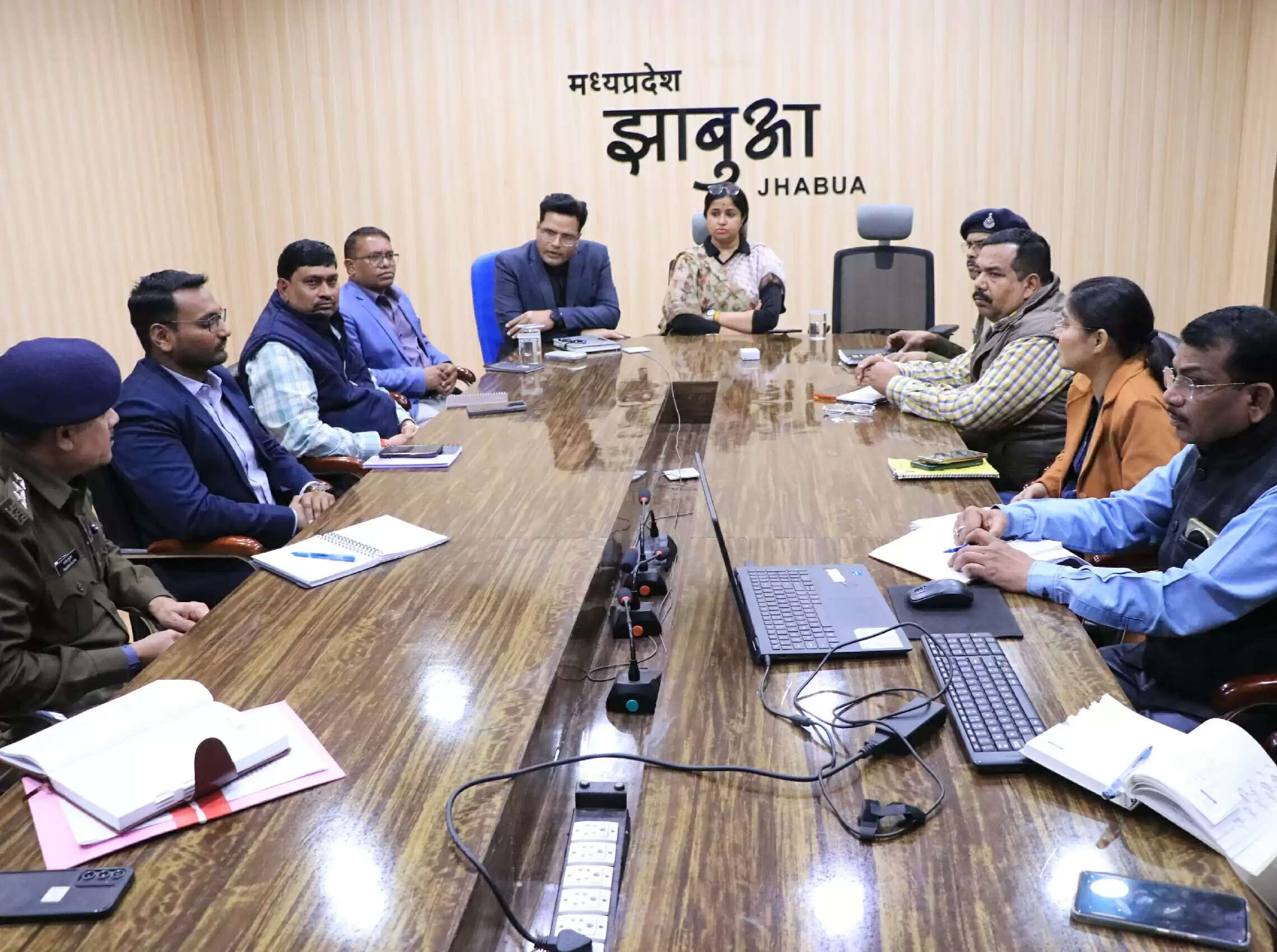 झाबुआ में कानून-व्यवस्था व गोवंश वध पर सख्ती, कलेक्टर–एसपी की संयुक्त बैठक में दिए गए कड़े निर्देश