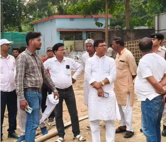 पिपरा में 13.25 करोड़ की लागत से बन रहा नया प्रखंड-सह-अंचल कार्यालय, विधायक रामविलास कामत ने किया निरीक्षण