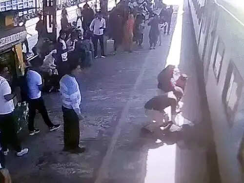 फरीदाबाद : प्लेटफॉर्म व ट्रेन के बीच फंसा यात्री, कांस्टेबल ने बचाई जान