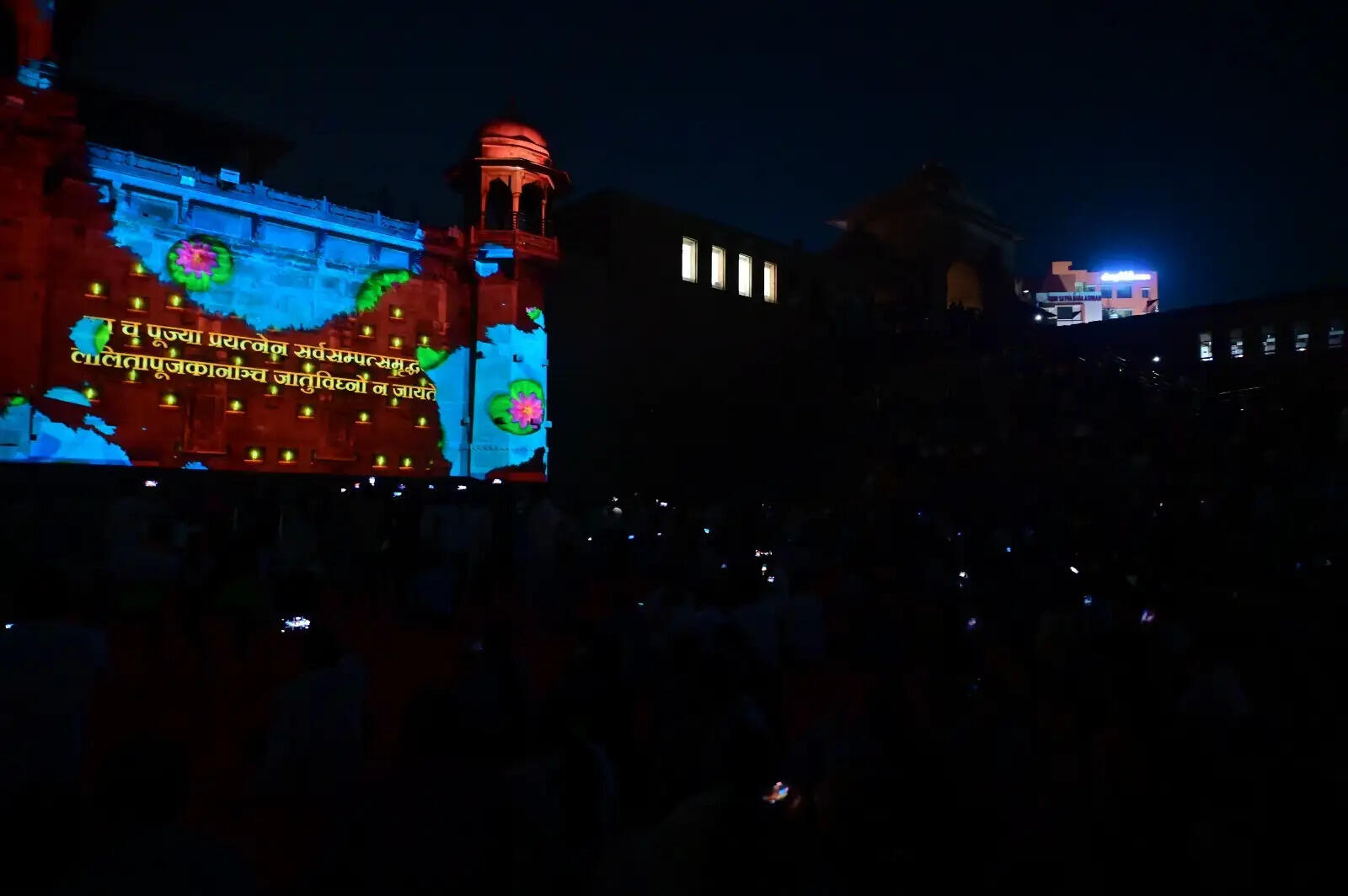 श्री काशी विश्वनाथ मंदिर के घाट पर पुनः शुरू हुआ लेज़र शो, श्रद्धालुओं में बना आकर्षण