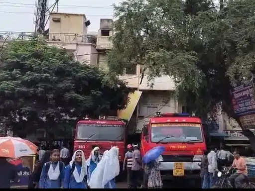 मैहर में कपड़ों के गोदाम में भीषण आग, लाखों का नुकसान, तीन दमकलों ने कड़ी मशक्कत के बाद पाया काबू