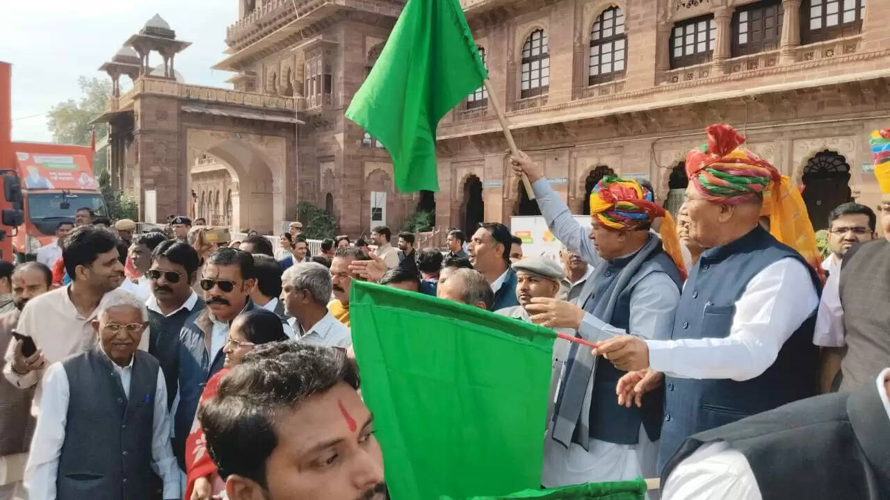 राज्य सरकार के दो वर्ष पूरे : विकास रथों की रवानगी एवं सडक़ सुरक्षा जागरूकता अभियान का शुभारंभ