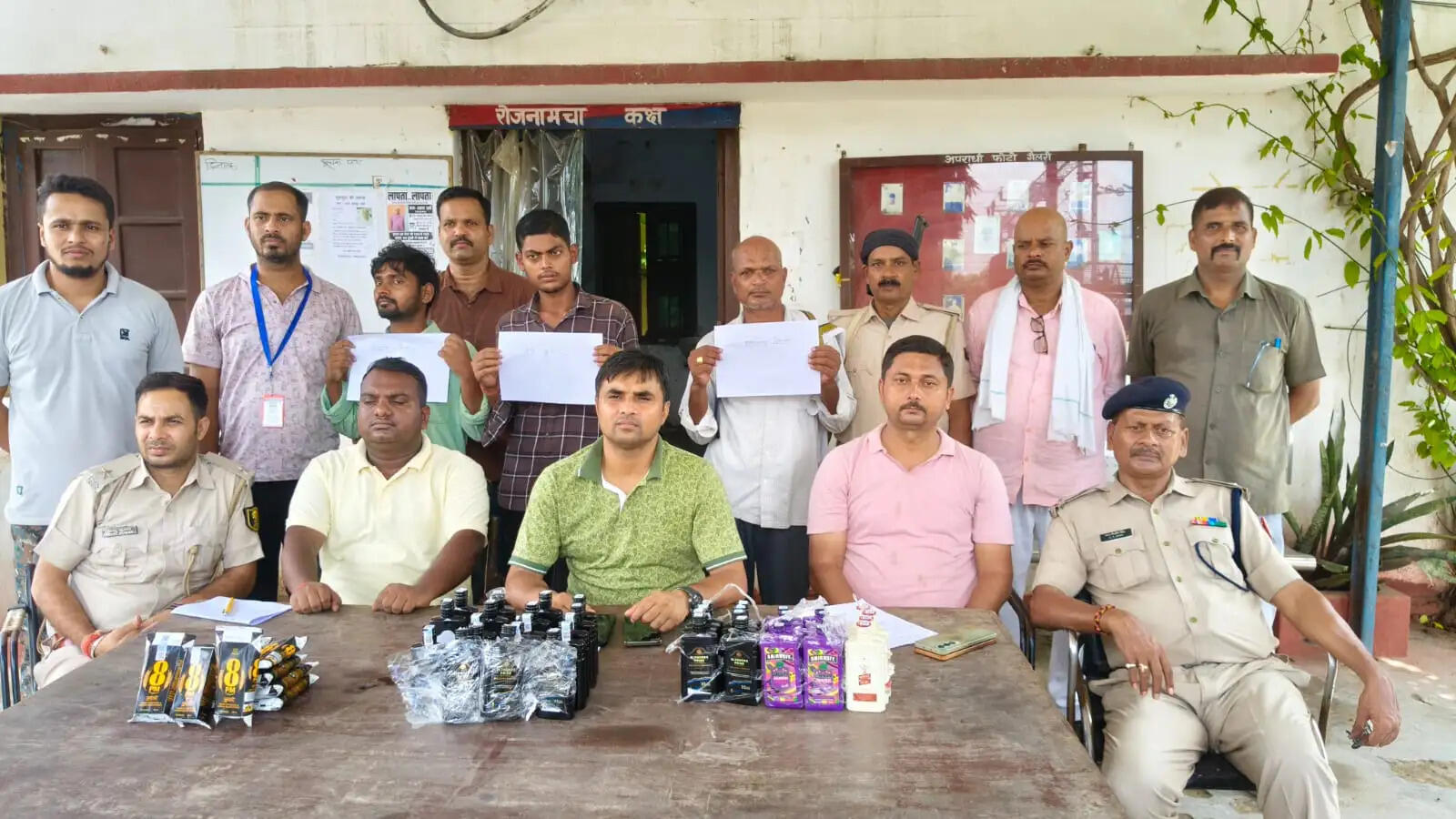 सीवान रेलवे स्टेशन पर विदेशी व देसी शराब के साथ छह तस्कर गिरफ्तार