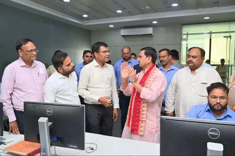केन्द्रीय मंत्री साहू ने की जबलपुर के विकास के कार्यों की समीक्षा, नवाचारों और बुनियादी विकास को सराहा