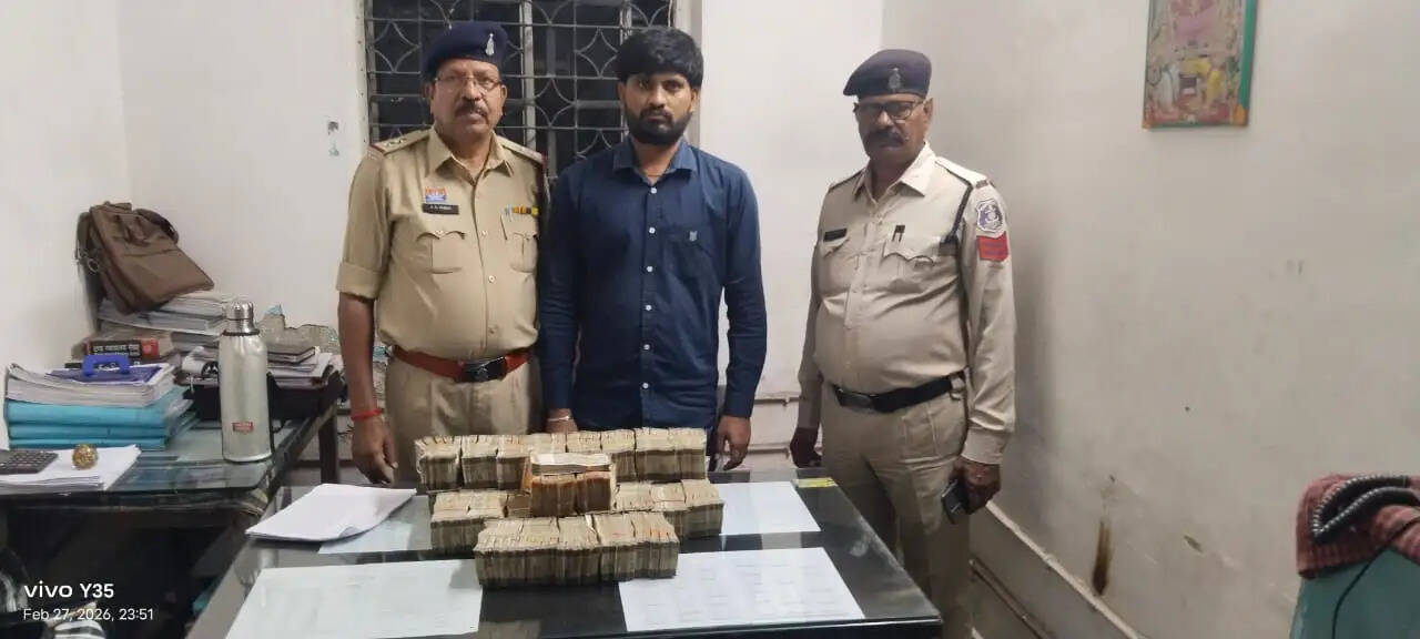 रायपुर : वाहन चेकिंग में व्यक्ति के पास से मिले 75 लाख रुपये पुलिस ने किए जब्त