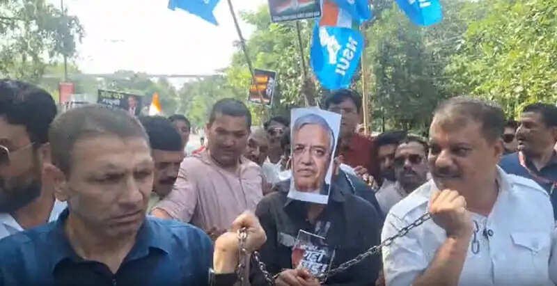 भोपाल में एसआईआर के विरोध में कांग्रेस का विरोध प्रदर्शन, बैरिकेड्स पर चढ़े कार्यकर्ता, पुलिस ने छोड़ा वाटर कैनन