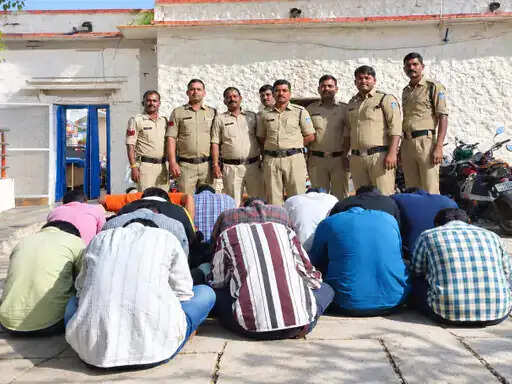 मंदसौरः मकान में चल रहे जुए के अड्डे पर पुुलिस की दबिश, 18 गिरफ्तार, 1.46 लाख रुपये नकद बरामद