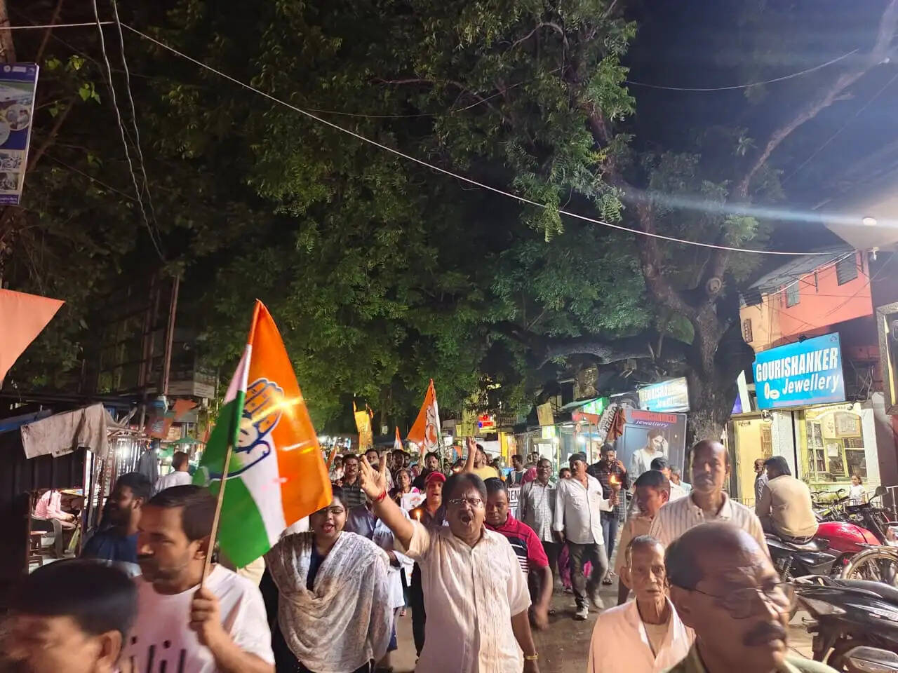 नीट प्रश्नपत्र प्रकरण में कांग्रेस ने खड़गपुर में निकाली मशाल रैली, श्रद्धांजलि अर्पित