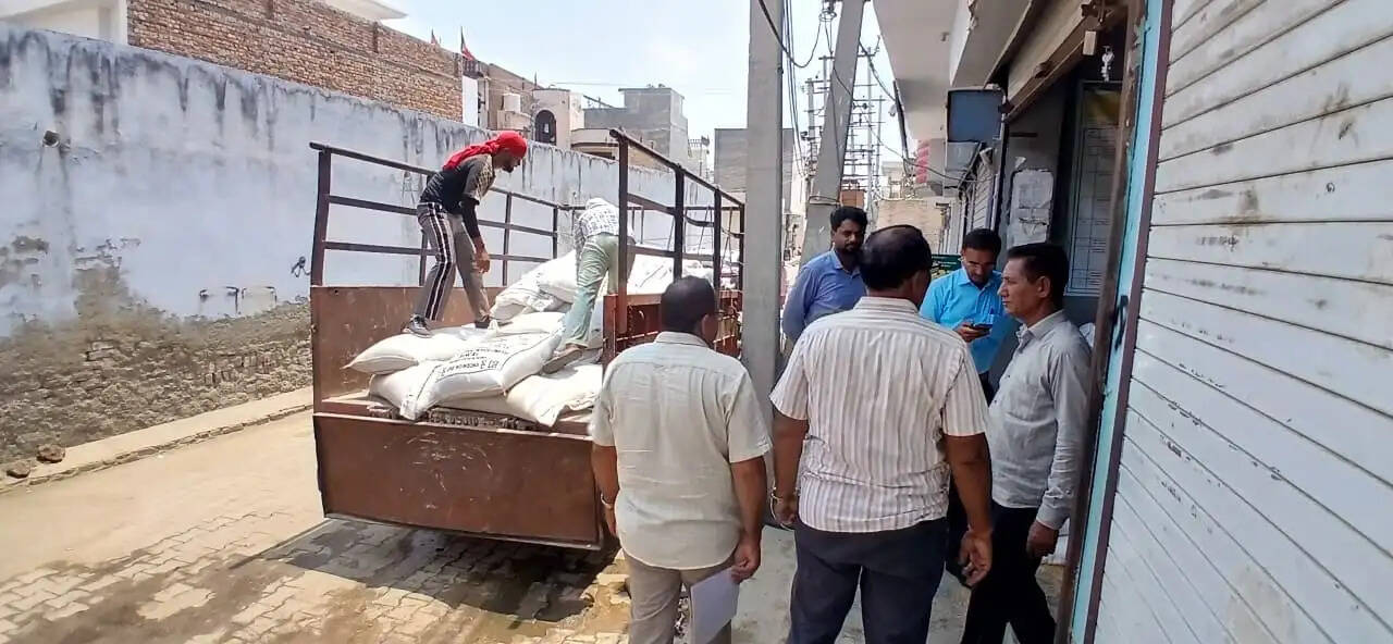 सिरसा: सीएम फ्लाइंग टीम ने राशन डिपुओं पर की जांच