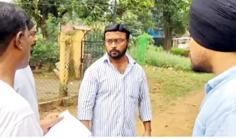 दुर्गापुर में सरकारी क्वार्टर पर कब्जे को लेकर भाजपा का अनोखा विरोध प्रदर्शन