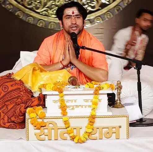 बाहर से संसारी लेकिन भीतर से रहाे संस्कारी : पं.धीरेन्द्र कृष्ण शास्त्री