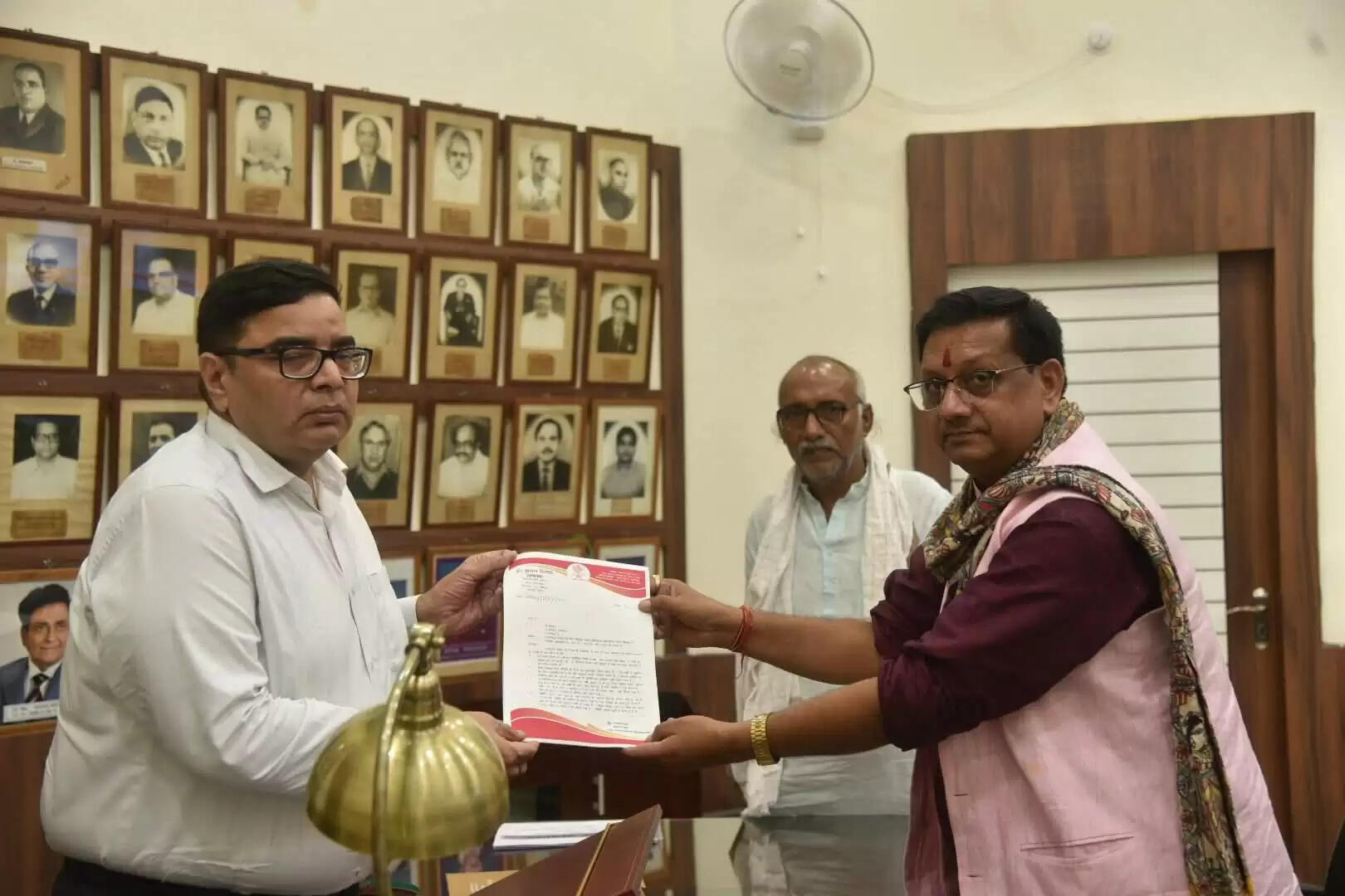 बभनगामा पैक्स बिहपुर में वित्तीय अनियमितता को लेकर प्रमंडलीय आयुक्त को दिया आवेदन