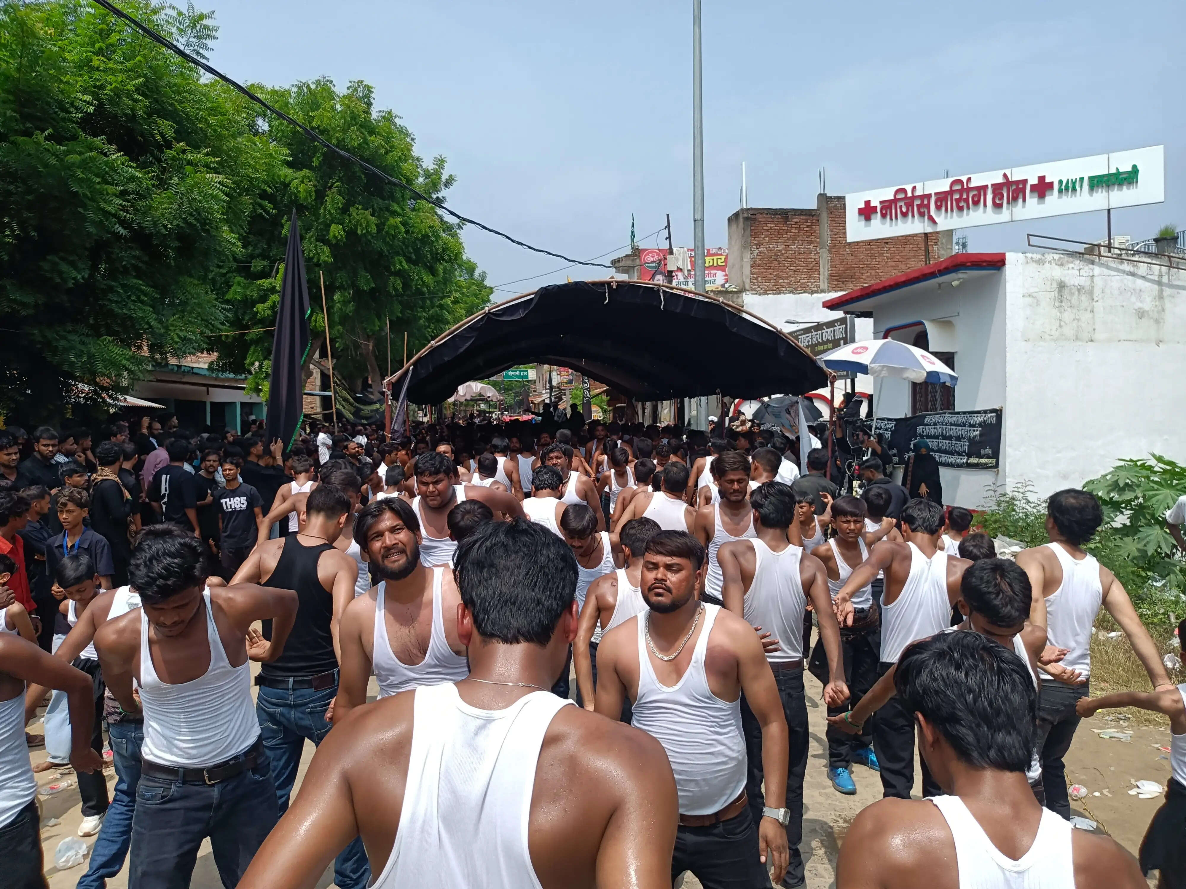 अमेठी में निकला अमारी का जुलूस, अज़ादारों ने पेश किया अलविदाई पुरसा