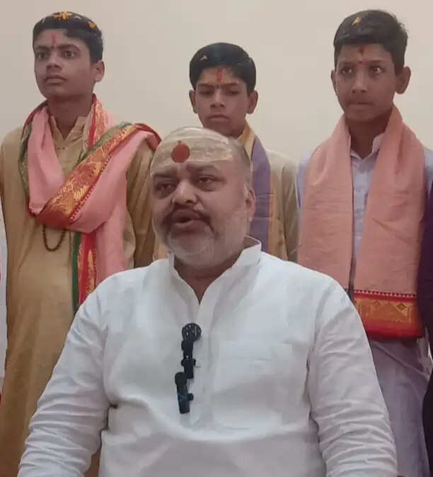 साइकिल पर सवार हुए विंध्याचल पार्षद, बोले—सरकार से मोहभंग