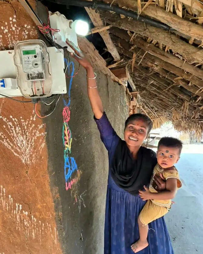 सुकमा के पुसगुड़ा गांव के 106 घरों में पहली बार बिजली कनेक्शन पहुंचा