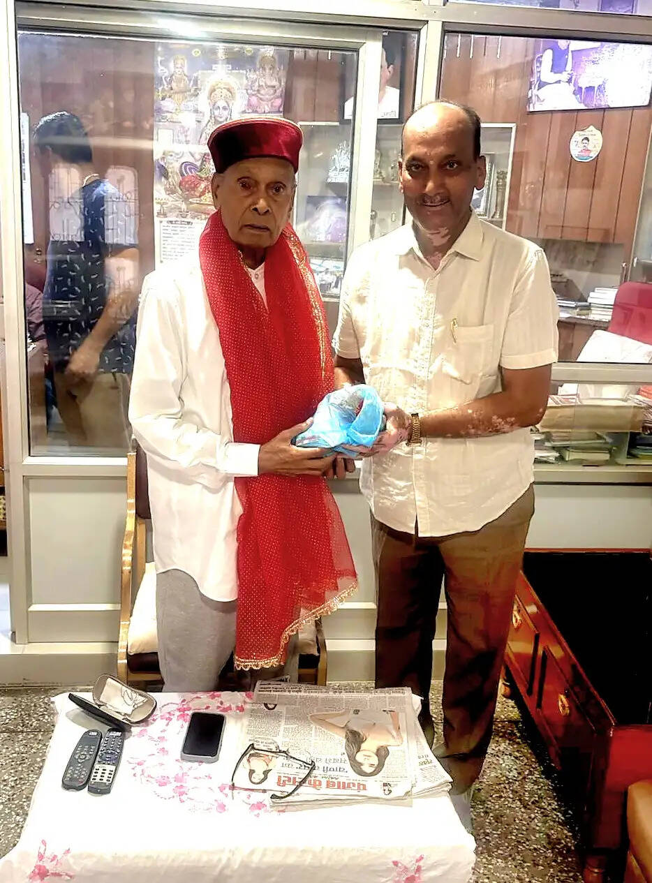 गुरु पूर्णिमा पर प्रो. प्रेम कुमार धूमल का आशीर्वाद लेने पहुँचे राकेश ठाकुर