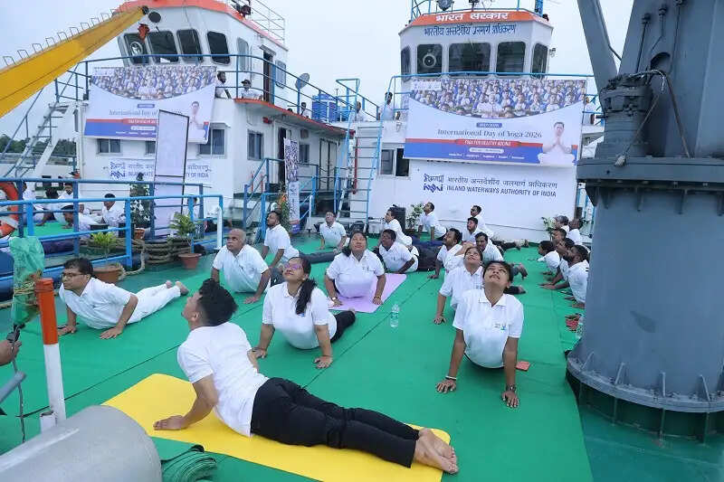 आईडब्लूएआई के तैरते जहाजों पर योग का आयोजन
