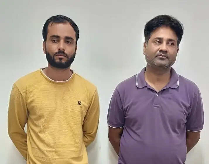 बीस हजार रुपये की रिश्वत लेते सहायक अभियंता और कंप्यूटर ऑपरेटर गिरफ्तार