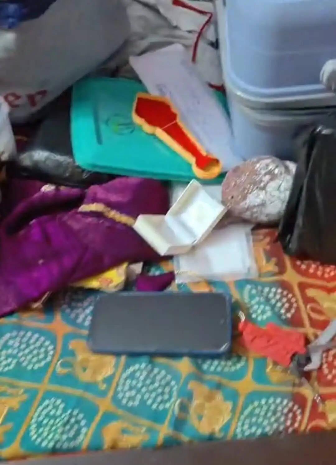 घर का दरवाजा तोड़कर लाखों की चोरी, नकदी-जेवरात ले गए चोर