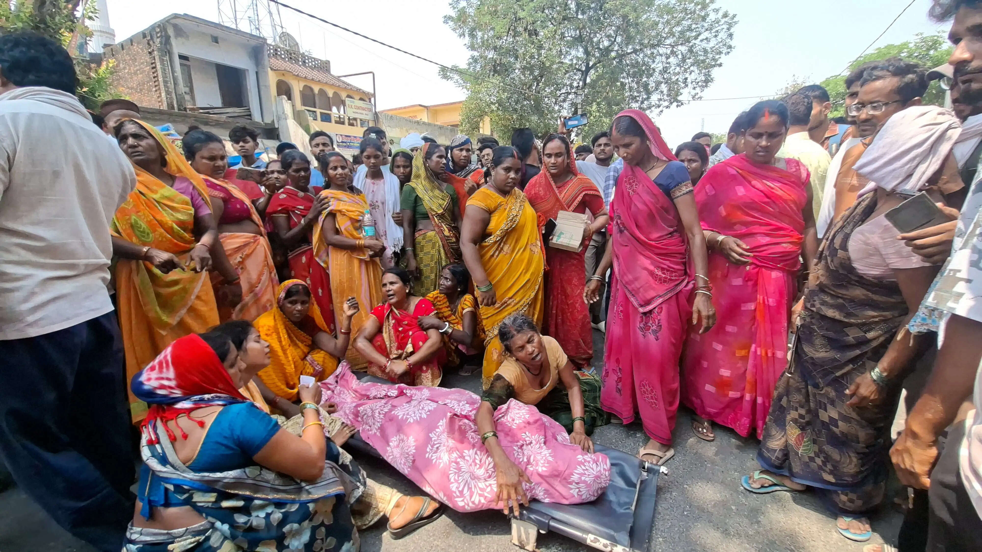 मऊ में डॉक्टर की लापरवाही से जच्चा-बच्चा की मौत, सड़क पर उतरे ग्रामीणाें ने लगाया जाम
