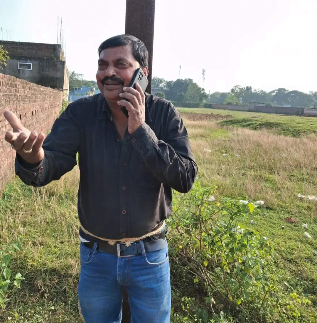 शराब के तस्कर को ग्रामीणों ने पकड़कर पोल से बांधा, जांच में जुटी पुलिस