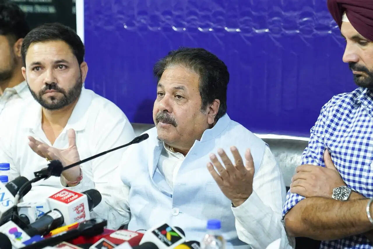 कांग्रेस&nbsp;पेपर लीक के लिए शिक्षा मंत्री से&nbsp;की&nbsp;इस्तीफे की मांग