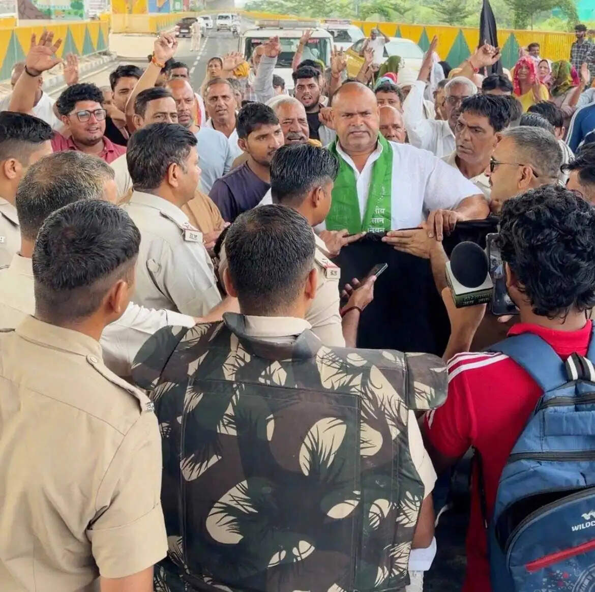 फरीदाबाद : मुख्यमंत्री से मिलने जा रहे किसानों को पुलिस ने रोका