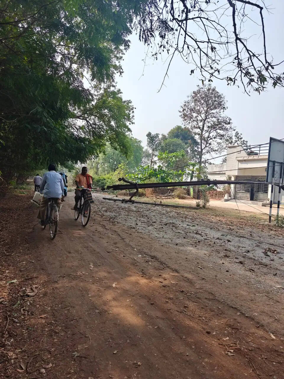 मुजगहन बायपास पर गिरे विद्युत पोल, आवागमन बाधित, तेज आंधी-बारिश का असर