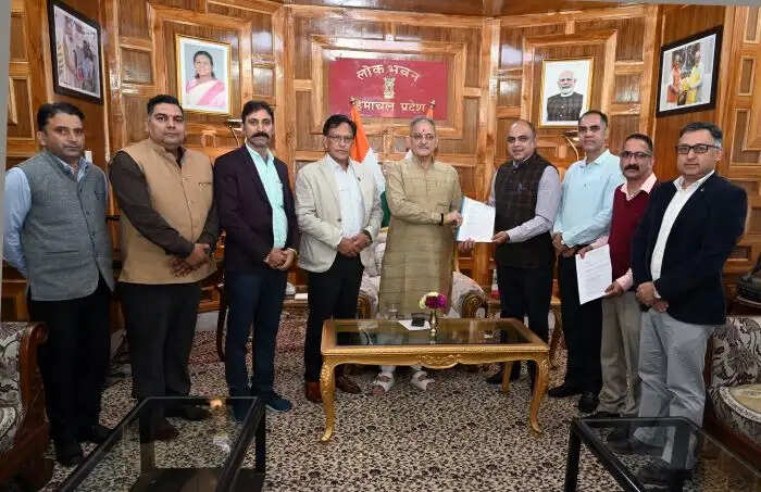 विश्वविद्यालयों की स्वायत्तता पर हस्तक्षेप के खिलाफ शिक्षकों का रोष, राज्यपाल को सौंपा ज्ञापन