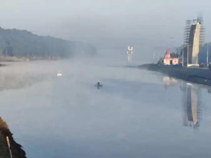 अनूपपुर: नर्मदा उद्गम स्थल अमरकंटक में जमी बर्फ की चादर, कोहरे से ढका शहर