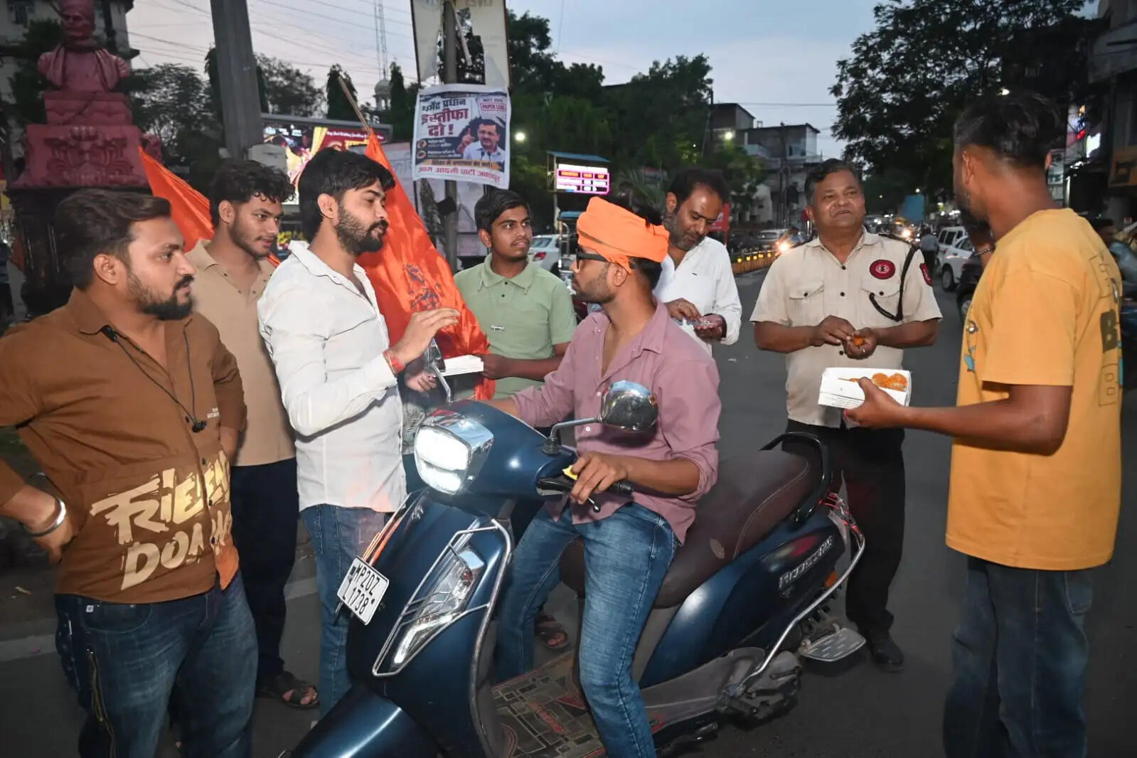 भोजशाला के ऐतिहासिक निर्णय हिन्दूओं के पक्ष में आने पर हिन्दू सेवा परिषद ने किया मिष्ठान वितरण