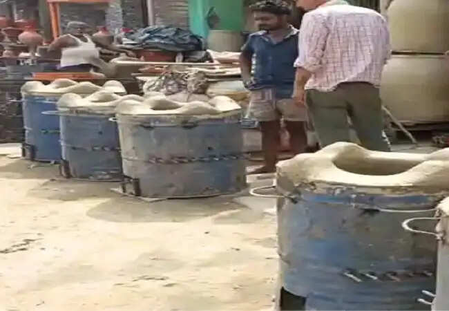 एलपीजी सिलेंडर: आपदा काे अवसर में बदल रहे है दरभंगा के कुम्हार,रेस्टाेरेंट और ढ़ाबा बंद हाेने बचे